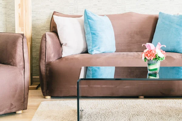 Travesseiros e sofás na sala de estar de luxo — Fotografia de Stock