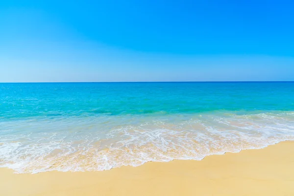 Hermosa playa y mar — Foto de Stock