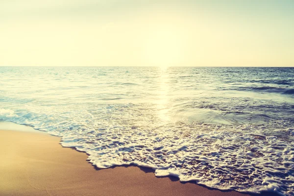 Solnedgång med havet och stranden — Stockfoto