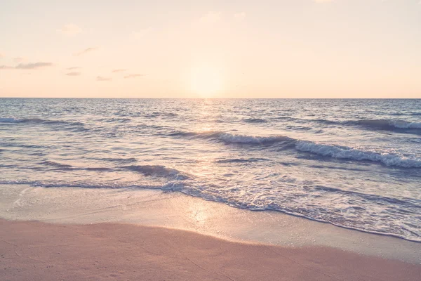 Zonsondergang met zee en strand — Stockfoto