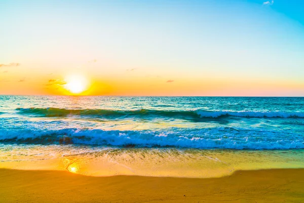 Solnedgång med havet och stranden — Stockfoto