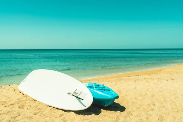 Barco de caiaque na praia — Fotografia de Stock