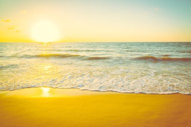 Günbatımı ile deniz ve plaj