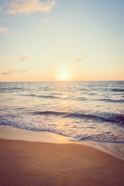Günbatımı ile deniz ve plaj