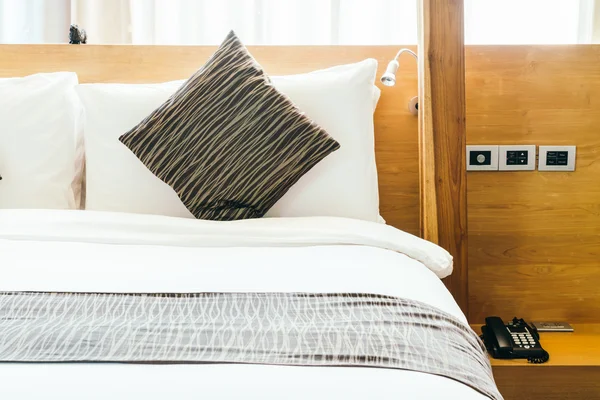 Cuscini su bella camera da letto di lusso — Foto Stock