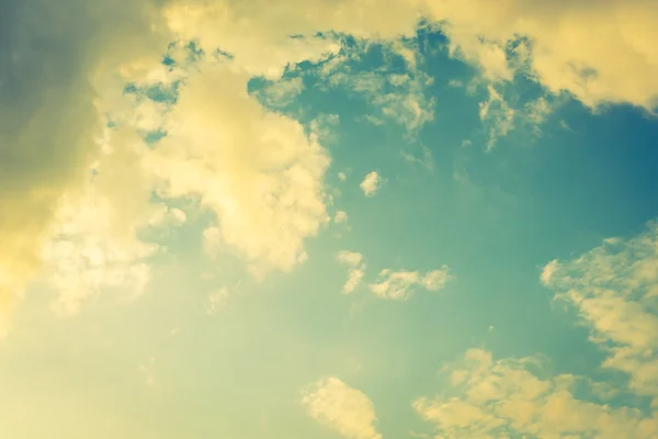 Вінтажні хмари на блакитному небі — стокове фото