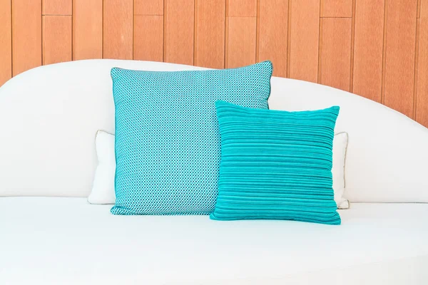 Travesseiros no sofá no convés ao ar livre — Fotografia de Stock