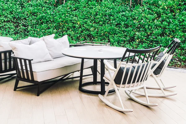 Tisch und Stühle mit Außenterrasse — Stockfoto