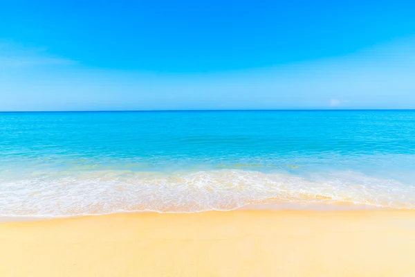 Beautiful beach and sea — Stock Photo, Image