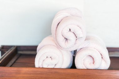 Beyaz havlu yığını
