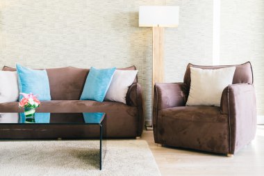 Yastıklar ve lüks oturma odasında kanepe