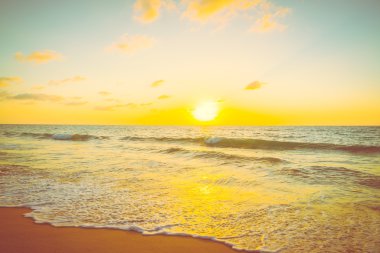 Günbatımı ile deniz ve plaj