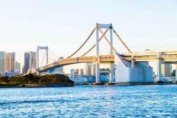 Regenboog-brug in de stad Tokio — Stockfoto