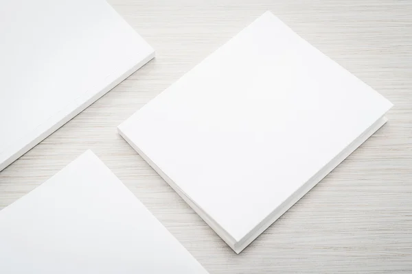 Чистые белые макеты книг — стоковое фото