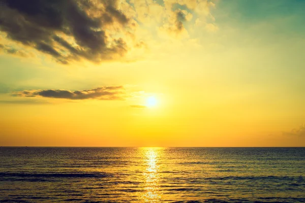Восход солнца и море на пляже — стоковое фото