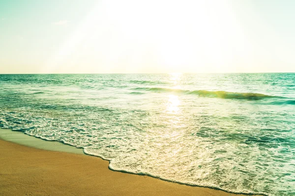Захід сонця з морем і пляжем — стокове фото