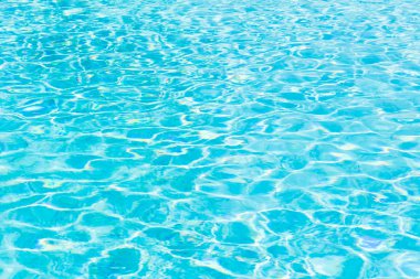 Havuz suyu üzerinde güneş ışığın yansıması