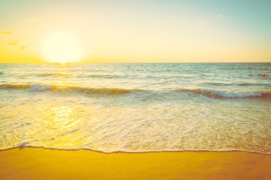 Günbatımı ile deniz ve plaj
