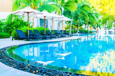 Şemsiyeleri ve sandalyeler Yüzme Havuzu etrafında