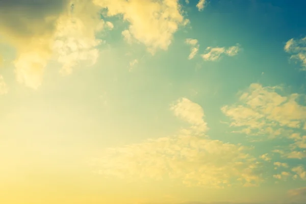 Nuvens bonitas no céu azul — Fotografia de Stock