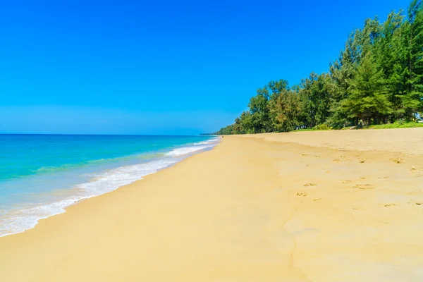 Piękna plaża i morze — Zdjęcie stockowe