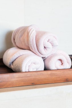 Havlu yığını içinde jimnastik salonu