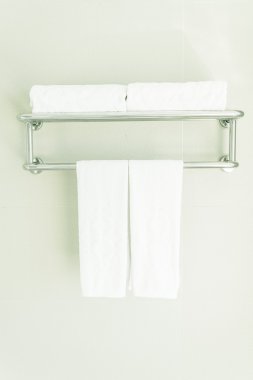 Banyoda havlu asılı