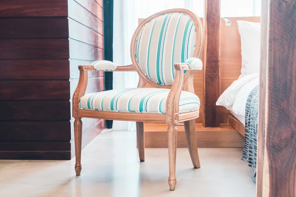 Oturma odasında ahşap sandalye — Stok fotoğraf