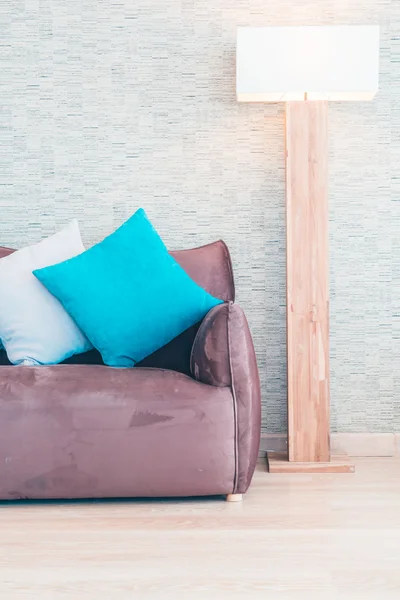 Sofa und Kissen im Wohnzimmer — Stockfoto