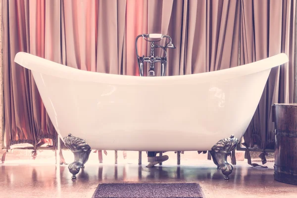 Beautiful luxury bathtub — Stock Photo, Image