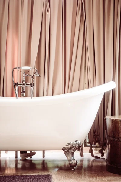 Красивая роскошная ванна — стоковое фото