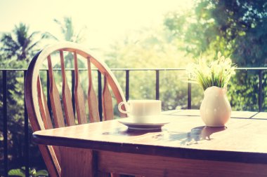 Beyaz kahve Kupası ve vazo bitki