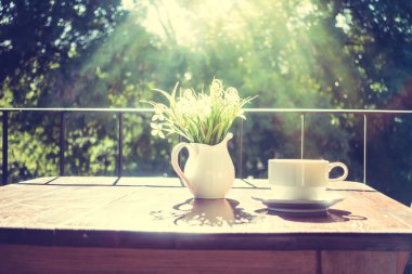 Beyaz kahve Kupası ve vazo bitki