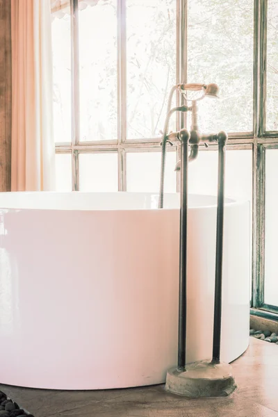 Винтажная ванна в ванной комнате — стоковое фото