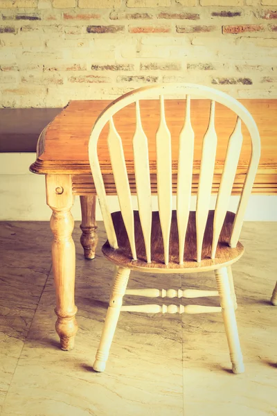 Vintage Wooden chair and table – stockfoto