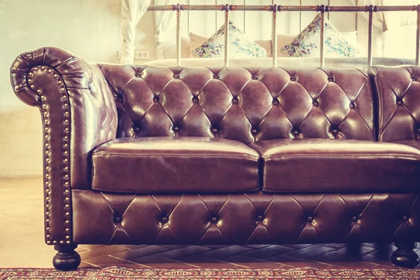 Винтажный кожаный диван — стоковое фото
