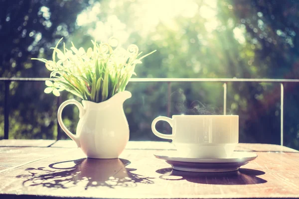 Biała kawa filiżanki i wazon roślin — Zdjęcie stockowe