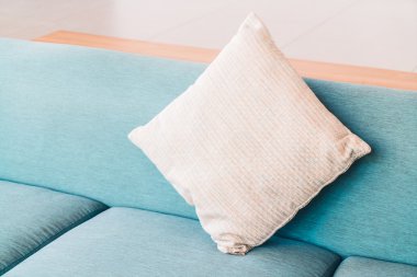 Oturma odasında kanepede yastık