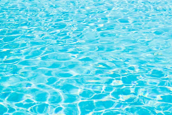 Riflessione della luce solare sull'acqua della piscina — Foto Stock