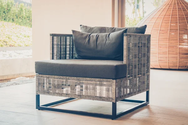 Venkovní terasa s moderní židle — Stock fotografie