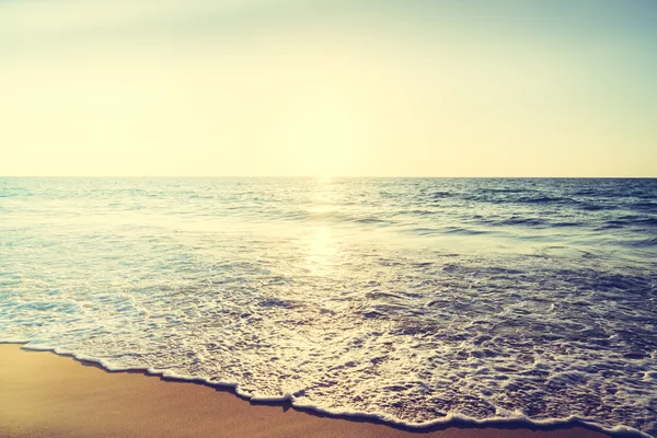 Solnedgång med havet och stranden — Stockfoto