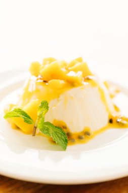 meyve panna cotta