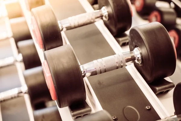 Equipos Dumbbells en gimnasio — Foto de Stock