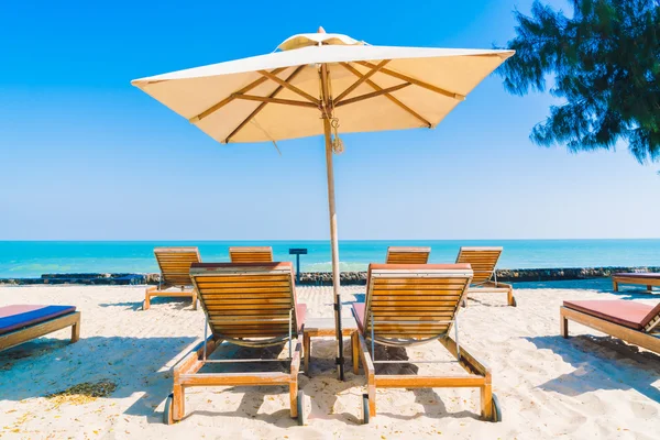 Piscine parasol et chaises longues sur la plage — Photo