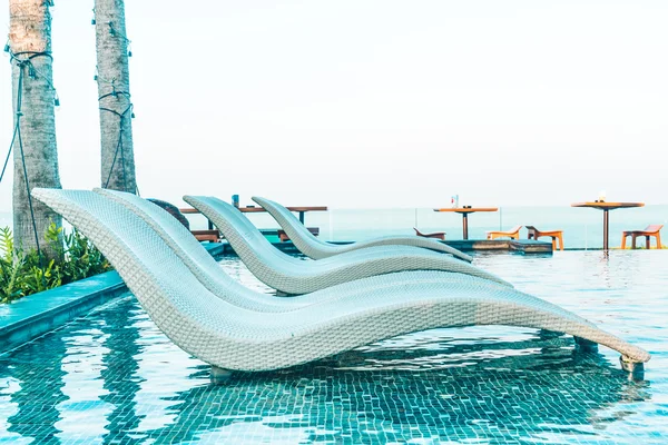 Hermosa piscina de hotel de lujo — Foto de Stock