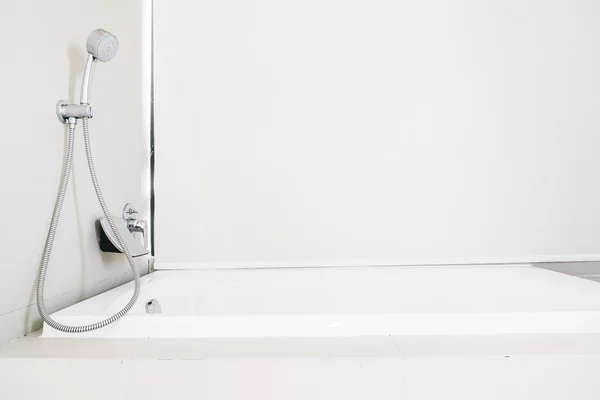 Eau du robinet dans la salle de bain — Photo