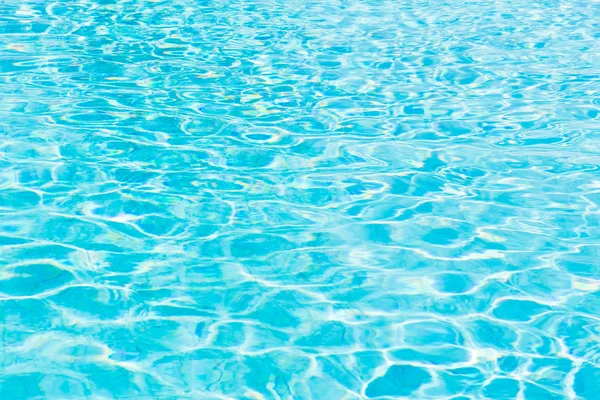 Riflessione della luce solare sull'acqua della piscina — Foto Stock