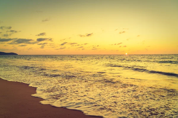 Sonnenuntergang mit Meer und Strand — Stockfoto