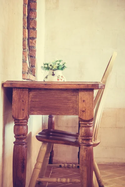 Chaise et table en bois — Photo