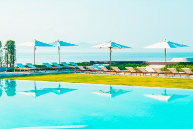 Lüks otel yüzme havuzu